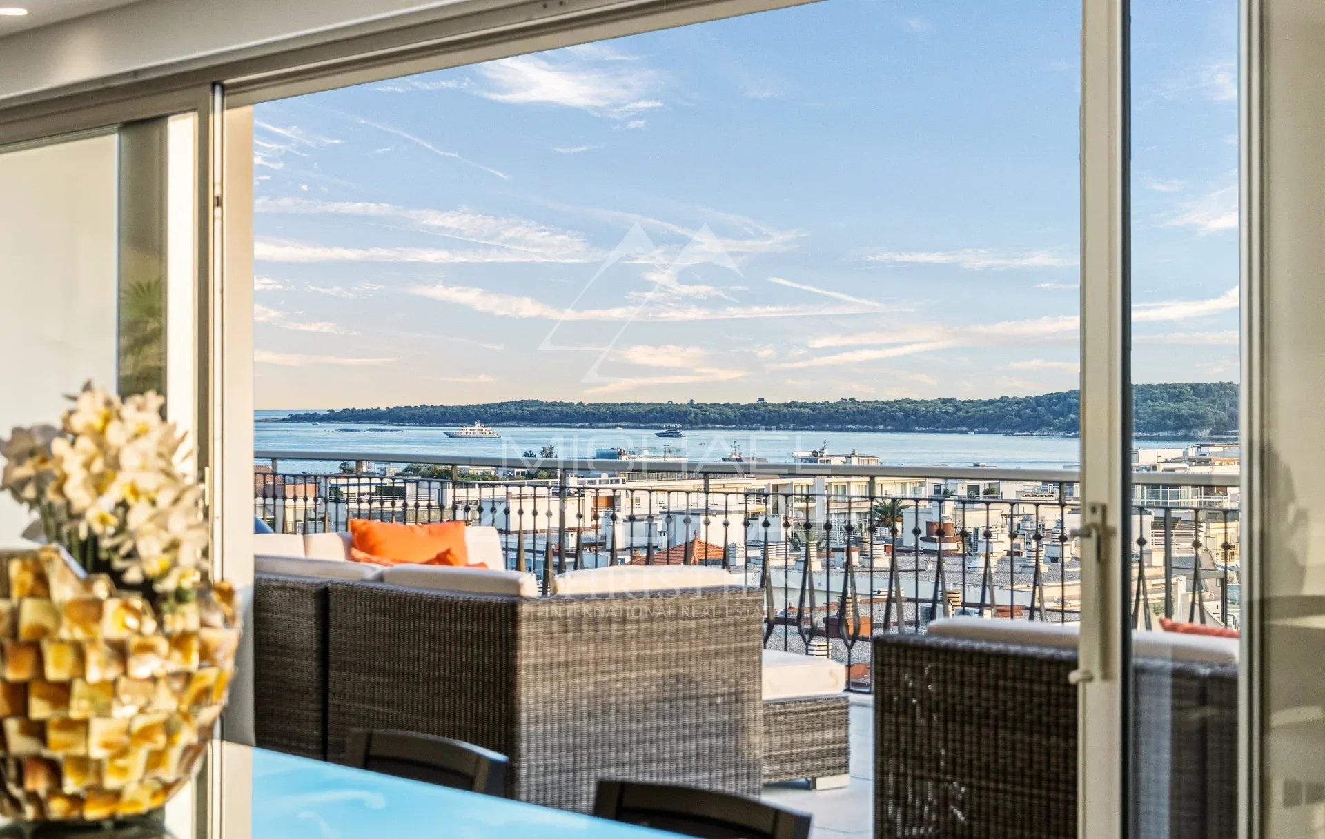 Penthouse à Cannes avec vue mer Vue panoramique depuis un penthouse à Cannes, avec terrasse et mobilier extérieur.
