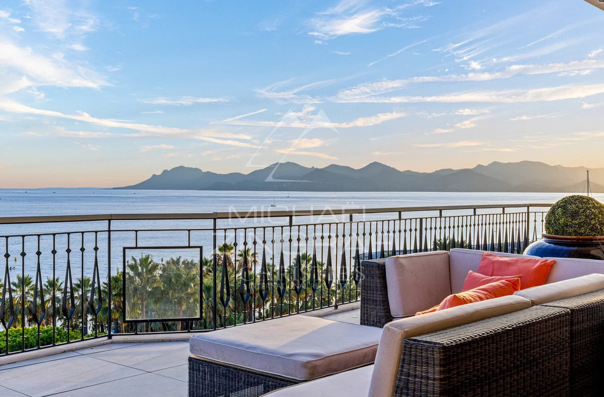 Penthouse Vue Mer à Cannes Penthouse avec vue panoramique sur la mer et les montagnes à Cannes, terrasse spacieuse et mobilier extérieur.
