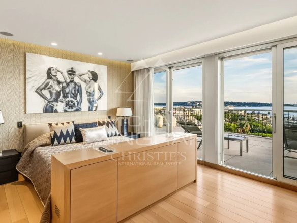 Chambre d'un penthouse à Cannes avec vue sur la mer et terrasse.