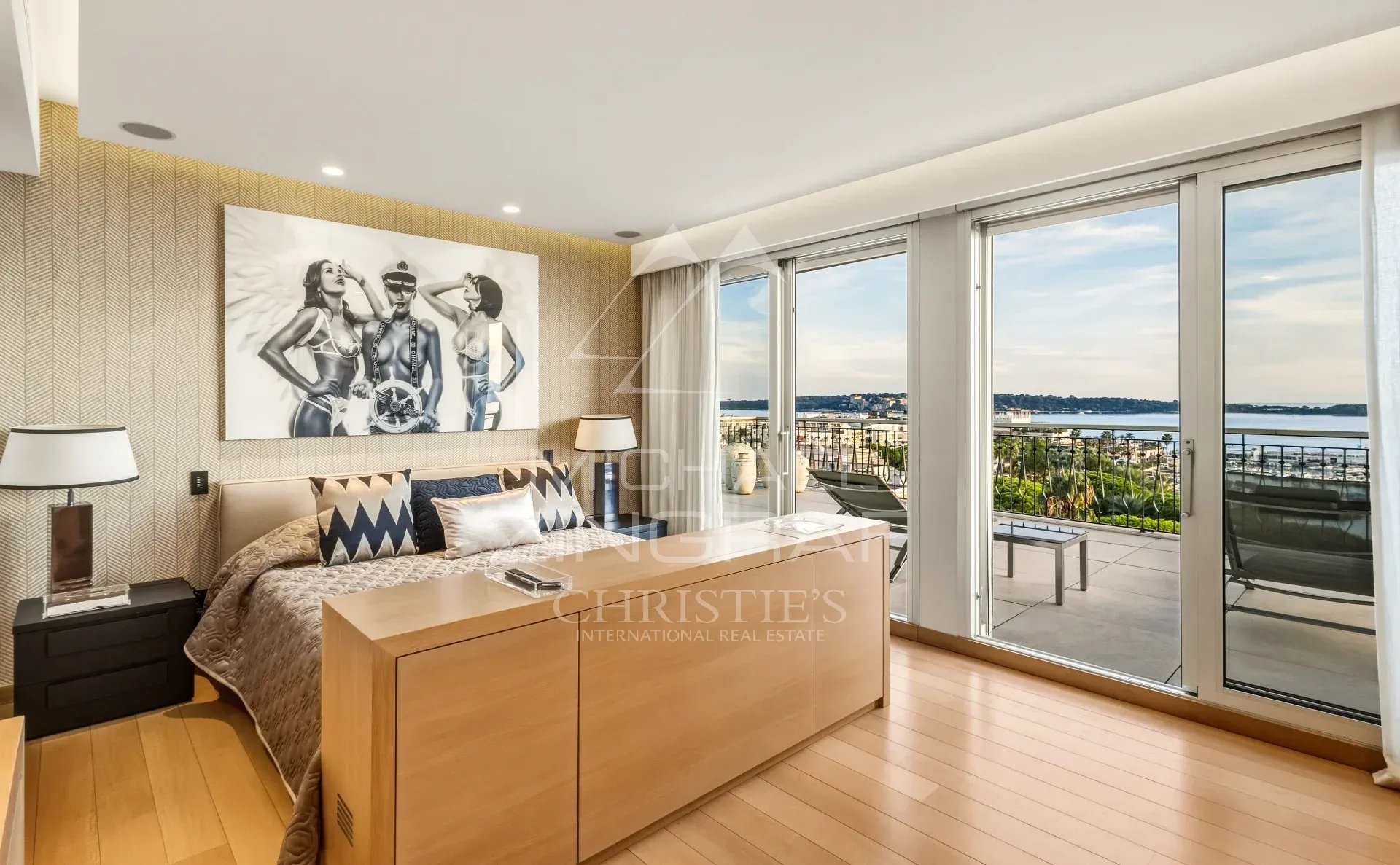 Penthouse à Cannes avec vue mer Chambre d'un penthouse à Cannes avec vue sur la mer et terrasse.