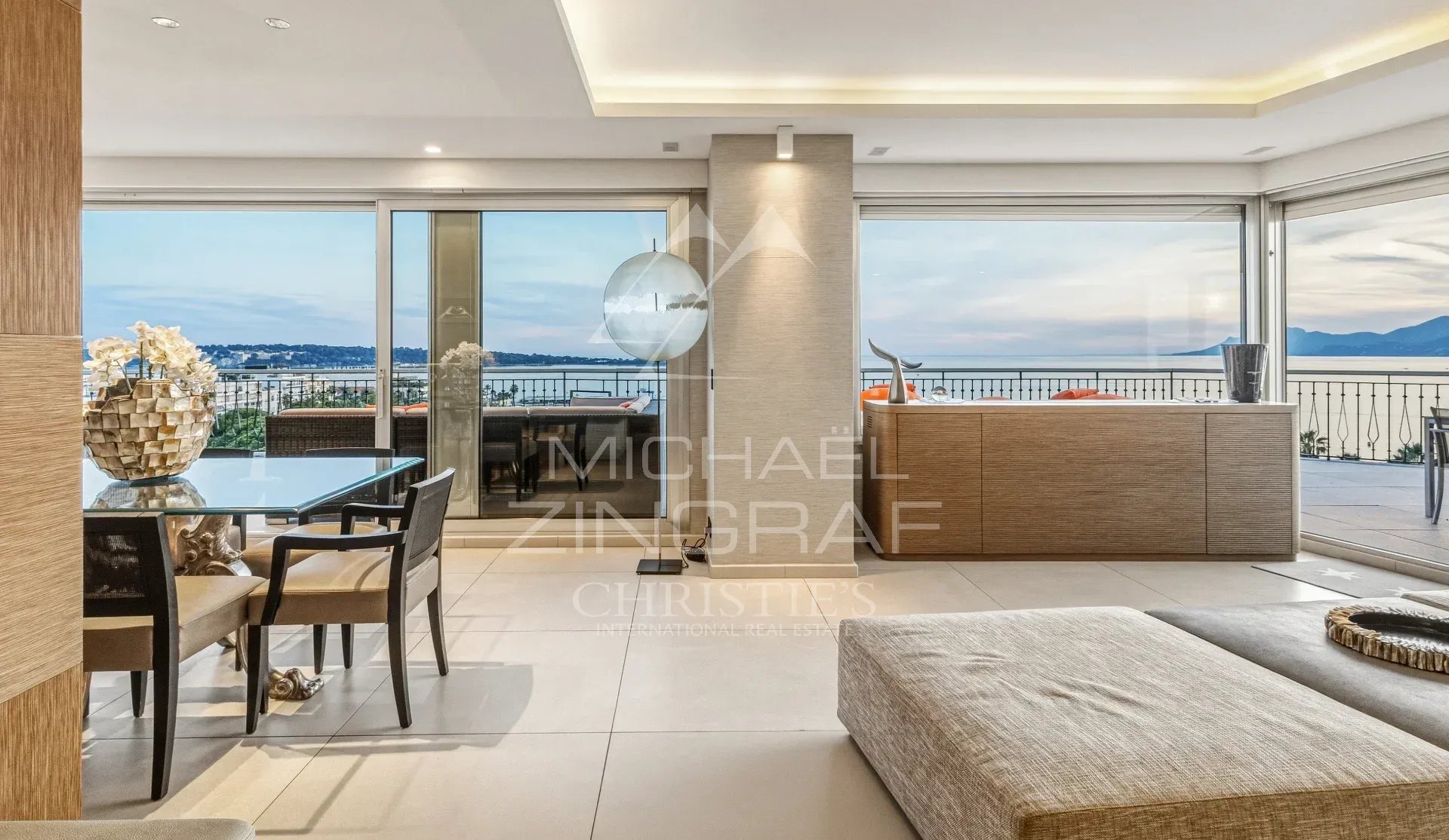 Penthouse avec vue mer à Cannes Intérieur d'un penthouse lumineux avec vue sur la mer à Cannes, terrasse spacieuse.