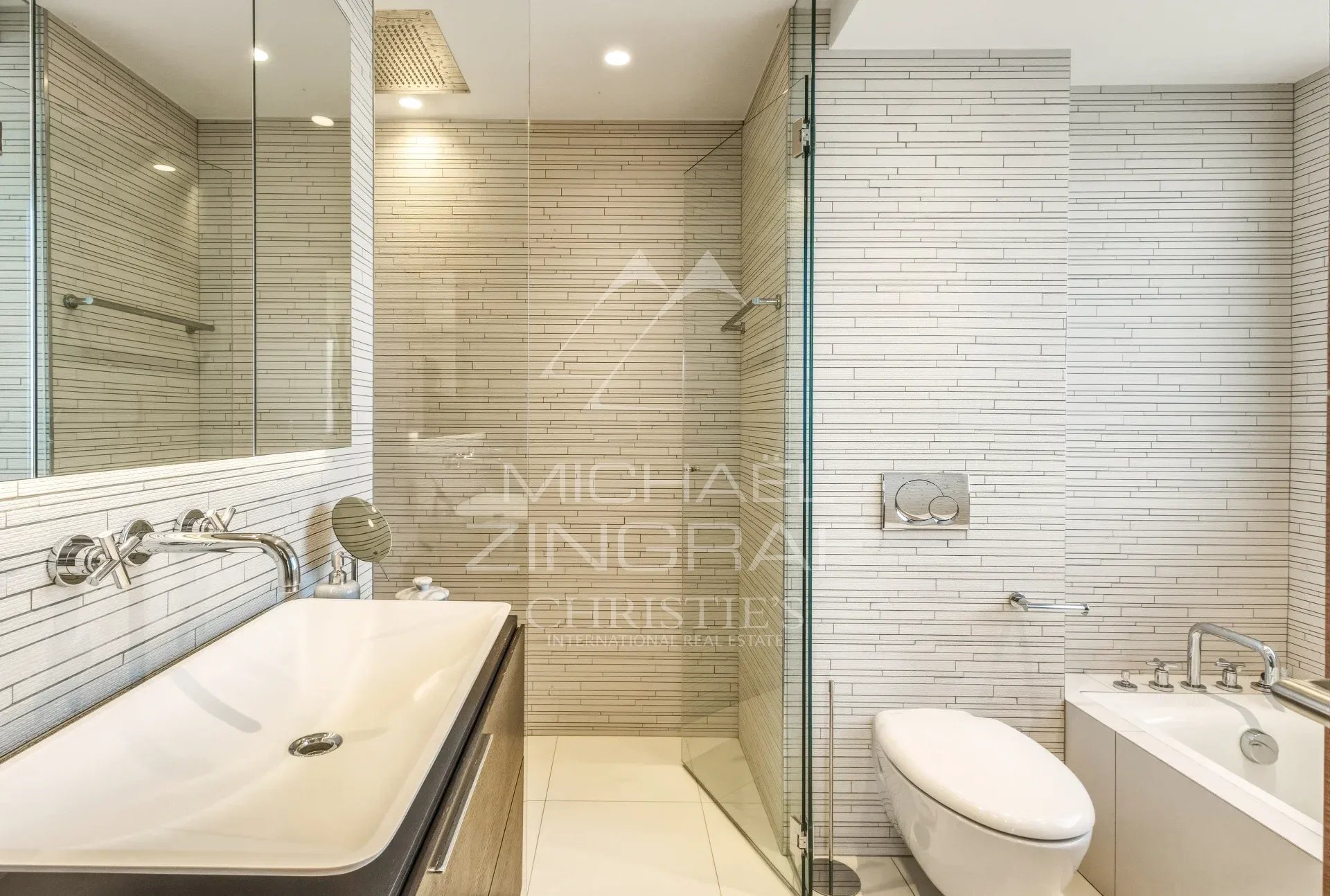 Salle de bain du penthouse à Cannes Salle de bain moderne avec douche en verre et baignoire.
