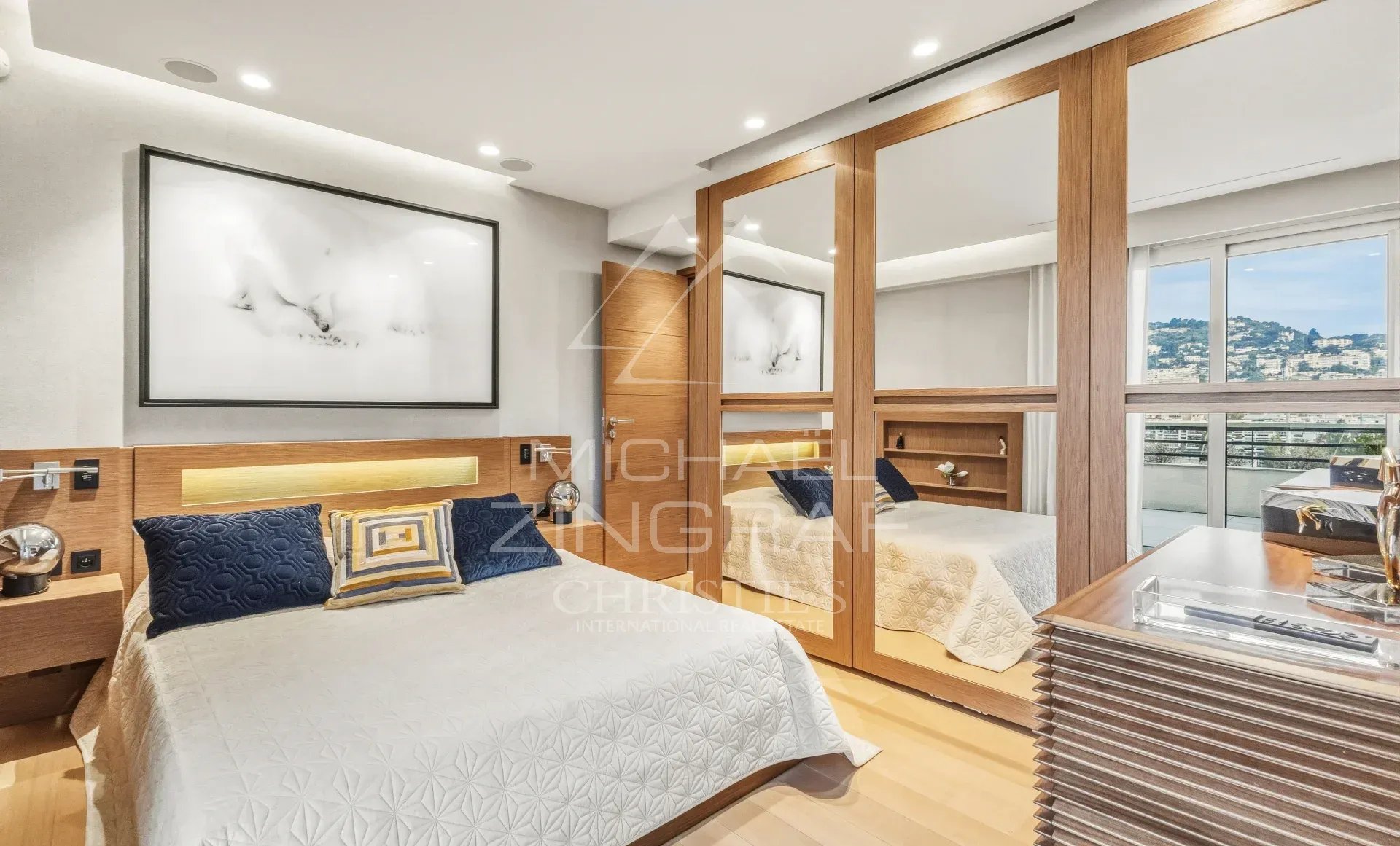 Penthouse à Cannes Intérieur d'un penthouse à Cannes avec lit et décoration moderne.