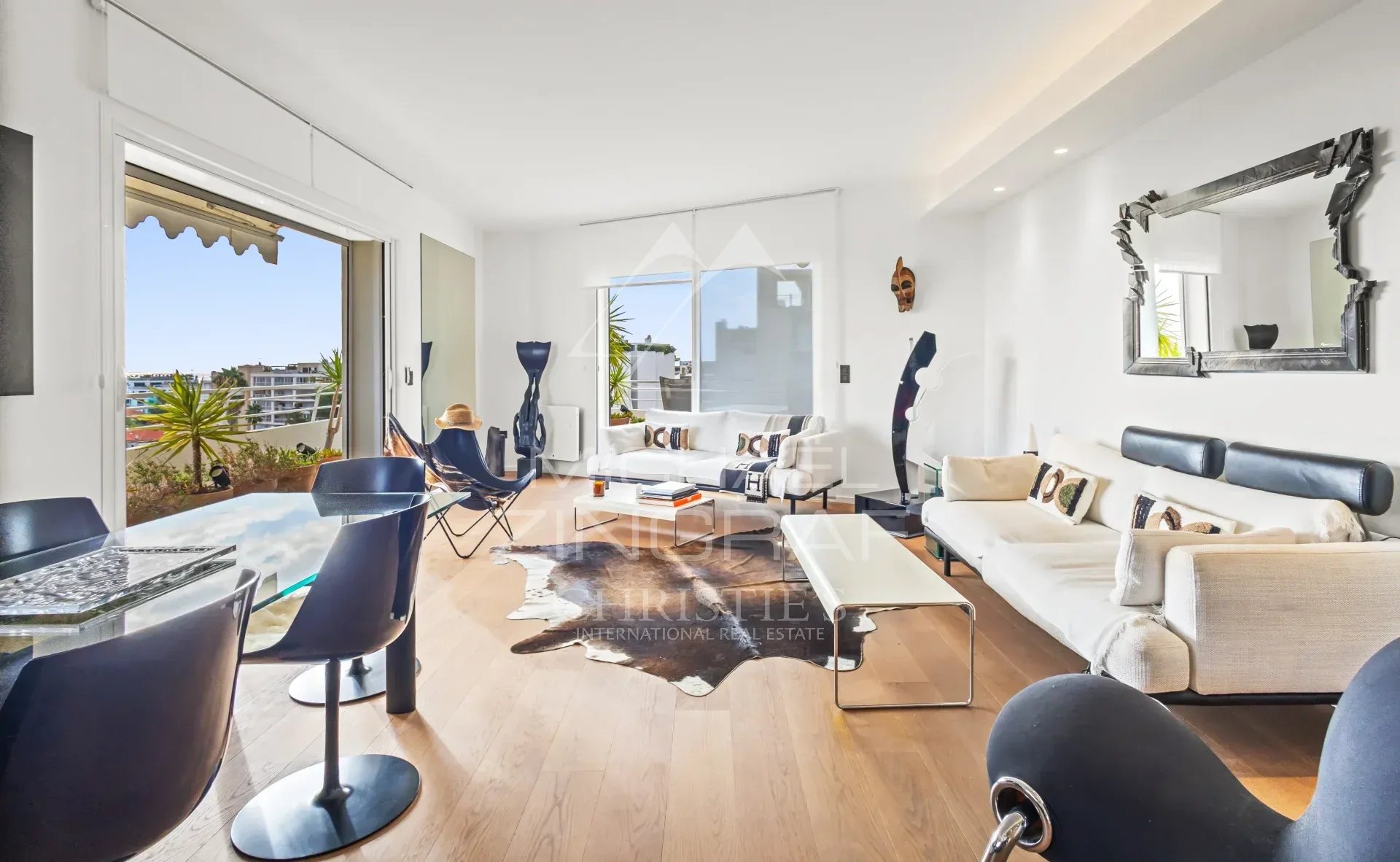 Appartement rénové à Cannes Salon lumineux d'un appartement rénové à Cannes avec vue sur la mer, mobilier moderne et décoration élégante.