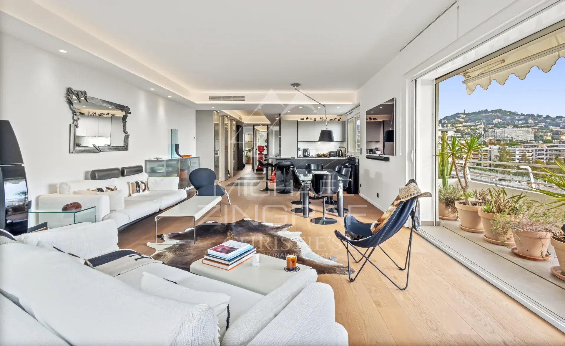Appartement rénové à Cannes Intérieur d'un appartement rénové à Cannes avec un salon moderne et vue sur la mer.