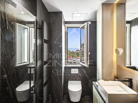 Salle de bain moderne avec fenêtres et vue sur l'extérieur, décorée de matériaux élégants.