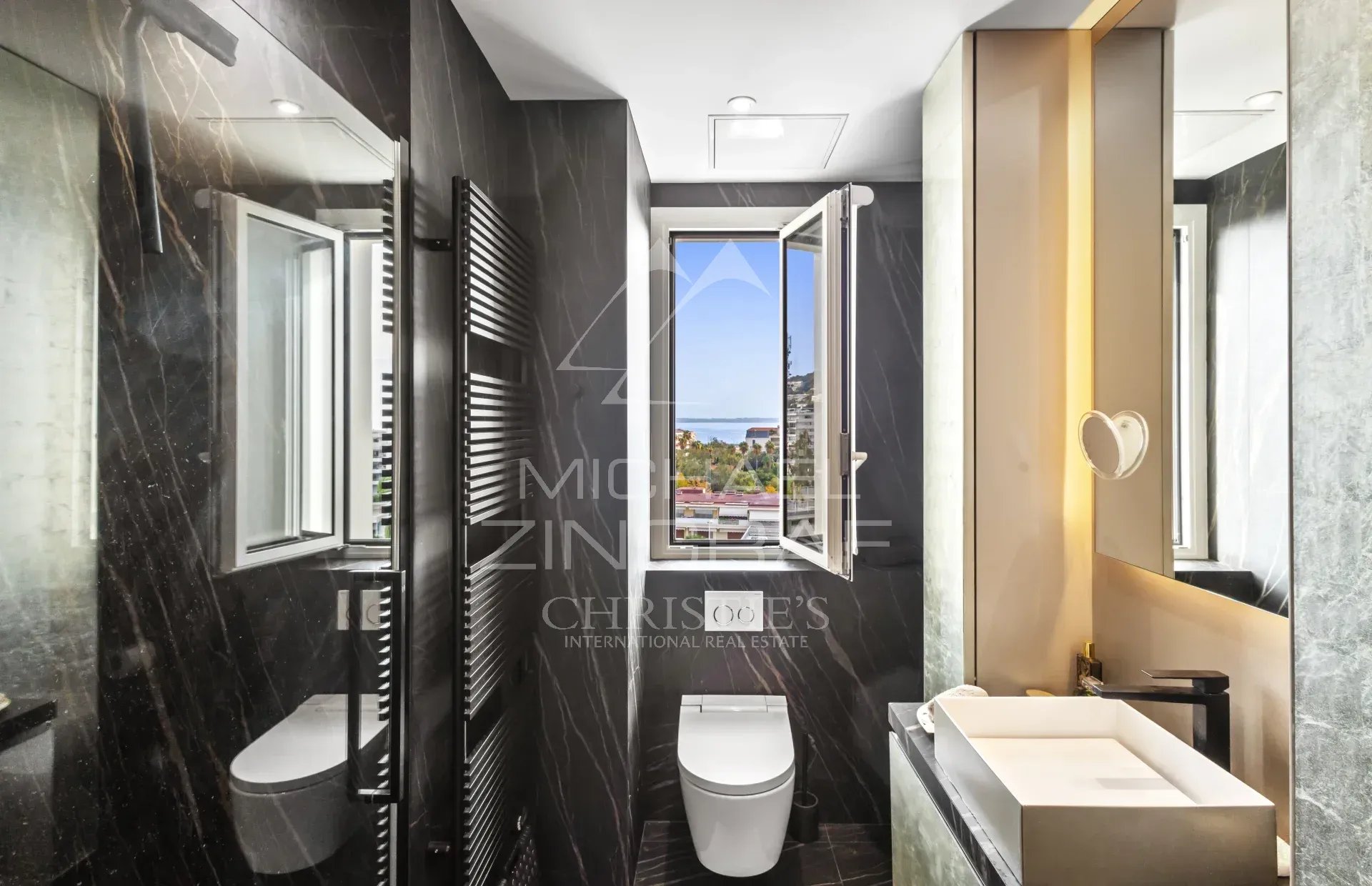 Salle de bain rénovée à Cannes Salle de bain moderne avec fenêtres et vue sur l'extérieur, décorée de matériaux élégants.
