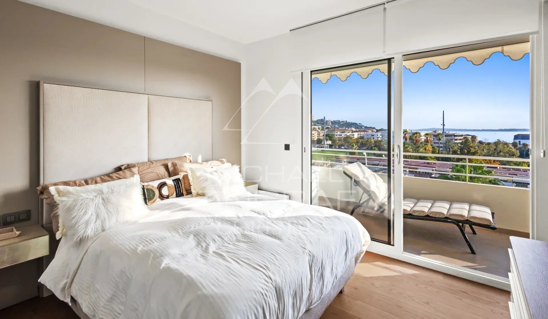 Chambre élégante à Cannes Chambre d'un appartement rénové à Cannes avec vue sur la mer et accès à une terrasse.