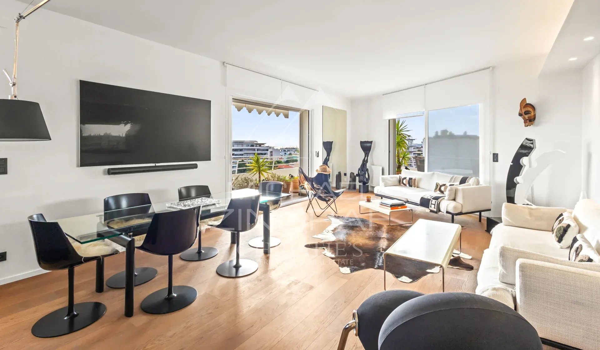 Appartement élégant à Cannes Intérieur d'un appartement rénové avec salon, salle à manger et grandes fenêtres à Cannes.