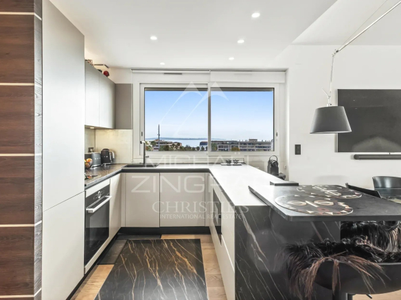 Cuisine moderne avec vue sur la mer, appartement rénové à Cannes.