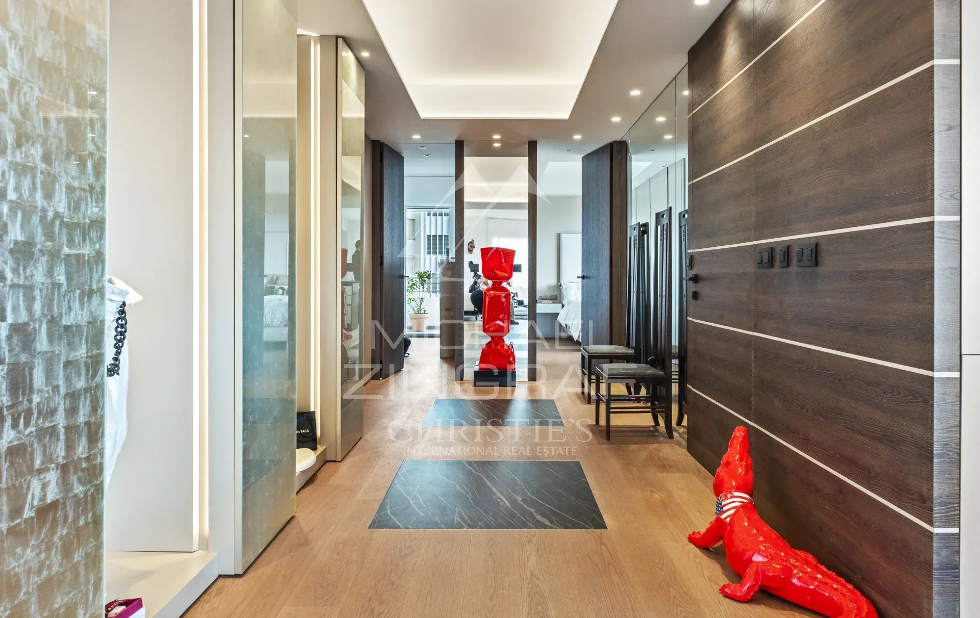Hall d’entrée élégant à Cannes Hall d'entrée d'un appartement rénové à Cannes avec décoration moderne et sculptures.