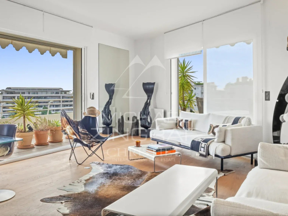 Salon lumineux d'un appartement rénové avec terrasses et vue sur la mer à Cannes.