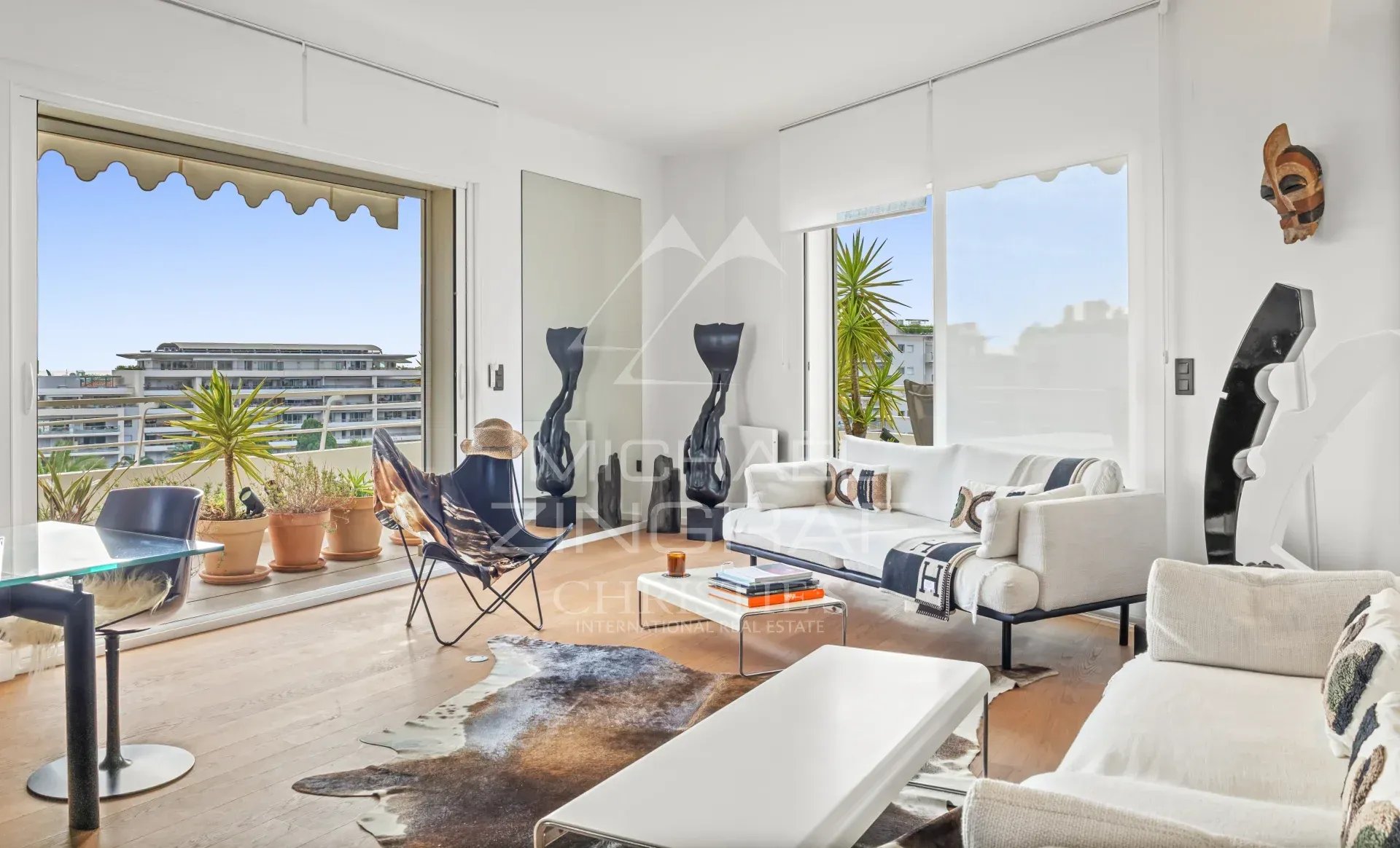 Appartement rénové à Cannes Salon lumineux d'un appartement rénové avec terrasses et vue sur la mer à Cannes.