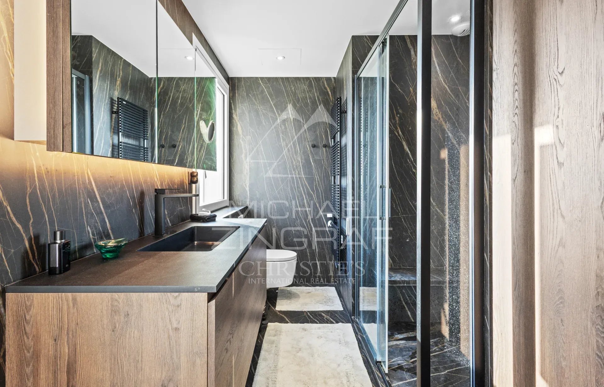 Salle de bain élégante Salle de bain moderne avec douche et lavabo en marbre noir