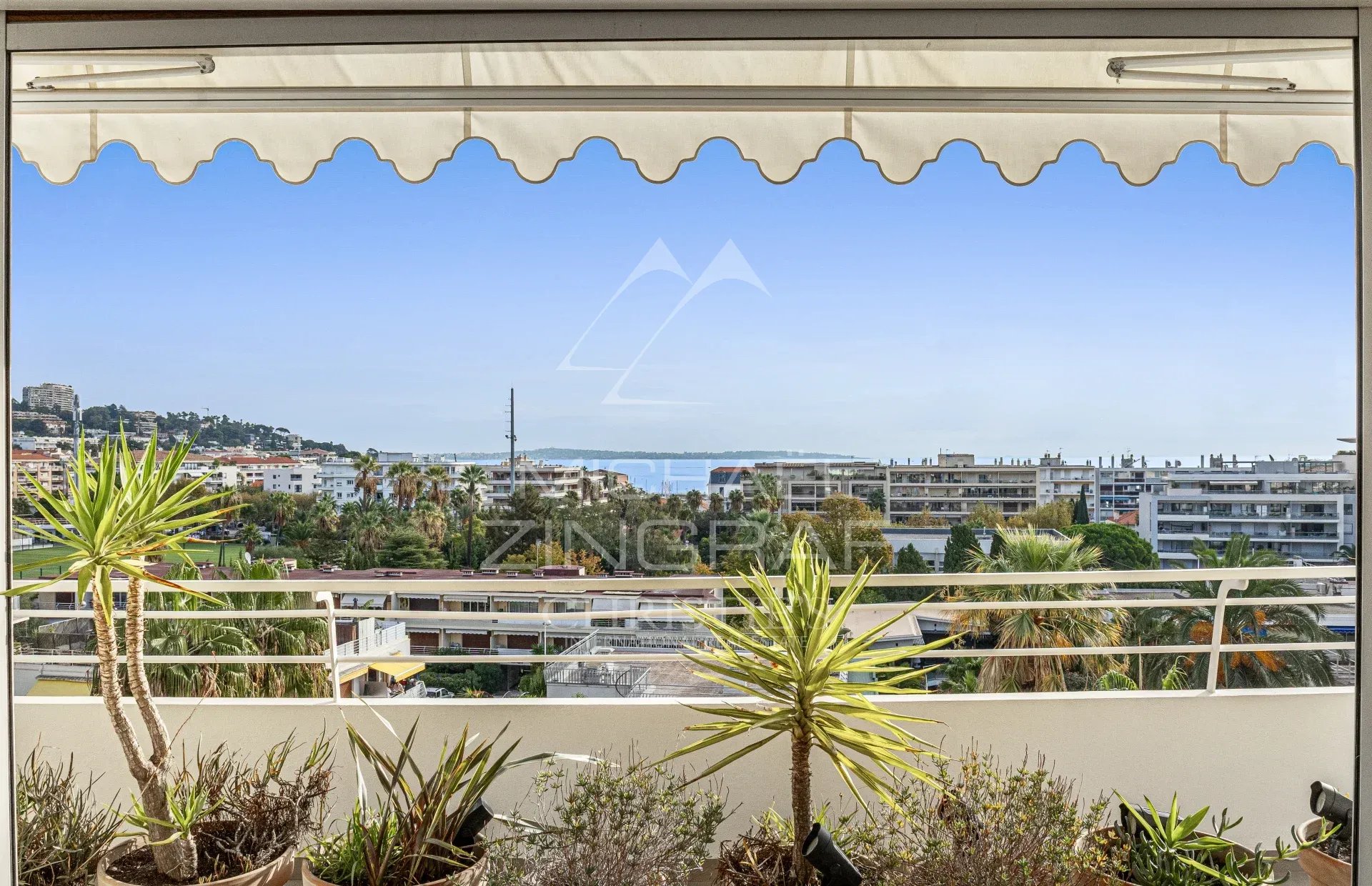 Vue sur la mer depuis Cannes Vue depuis une terrasse d'un appartement à Cannes, avec des plantes et une vue sur la mer.