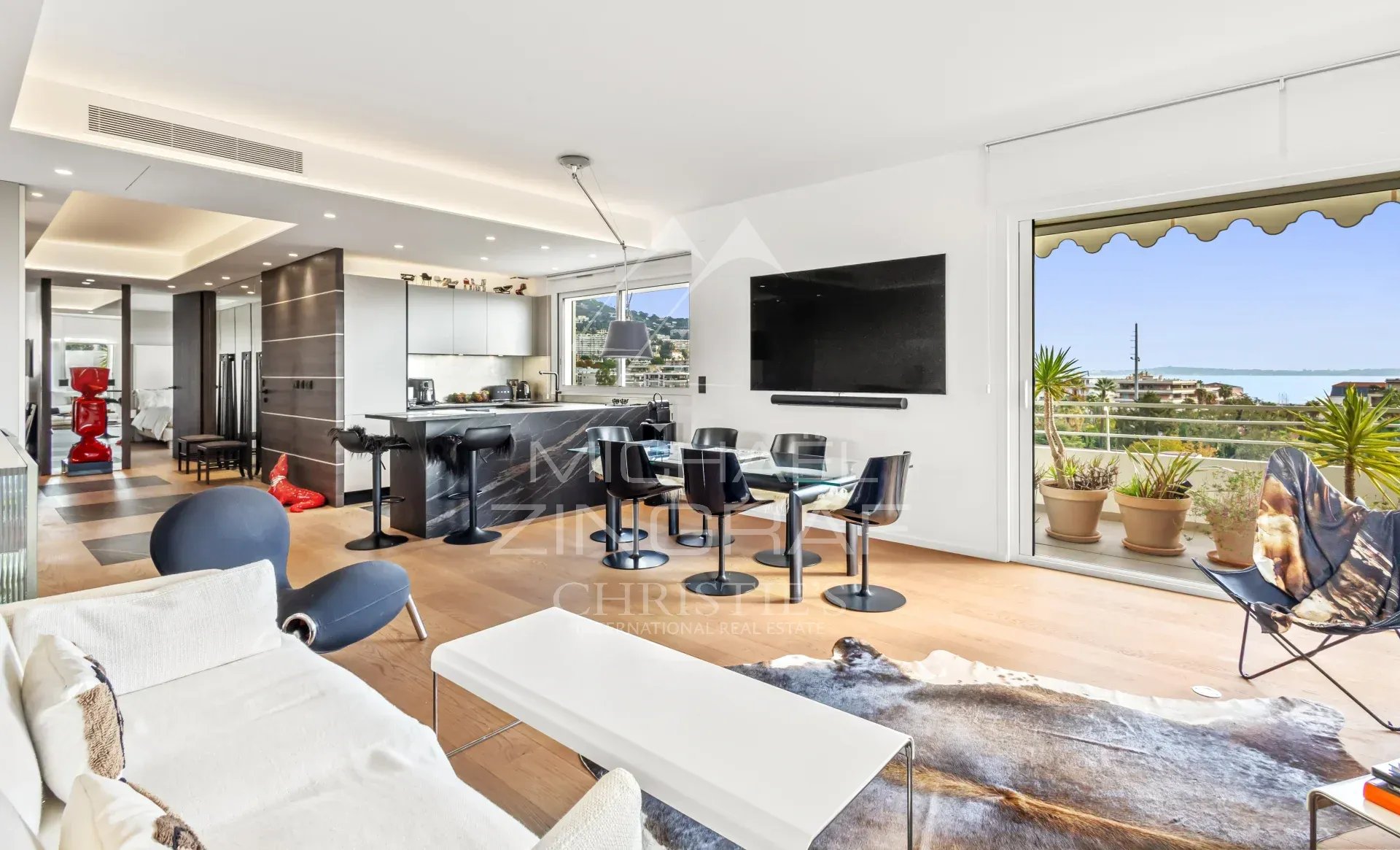 Appartement rénové à Cannes Intérieur d'un appartement moderne avec salon, cuisine ouverte et vue sur la mer à Cannes.