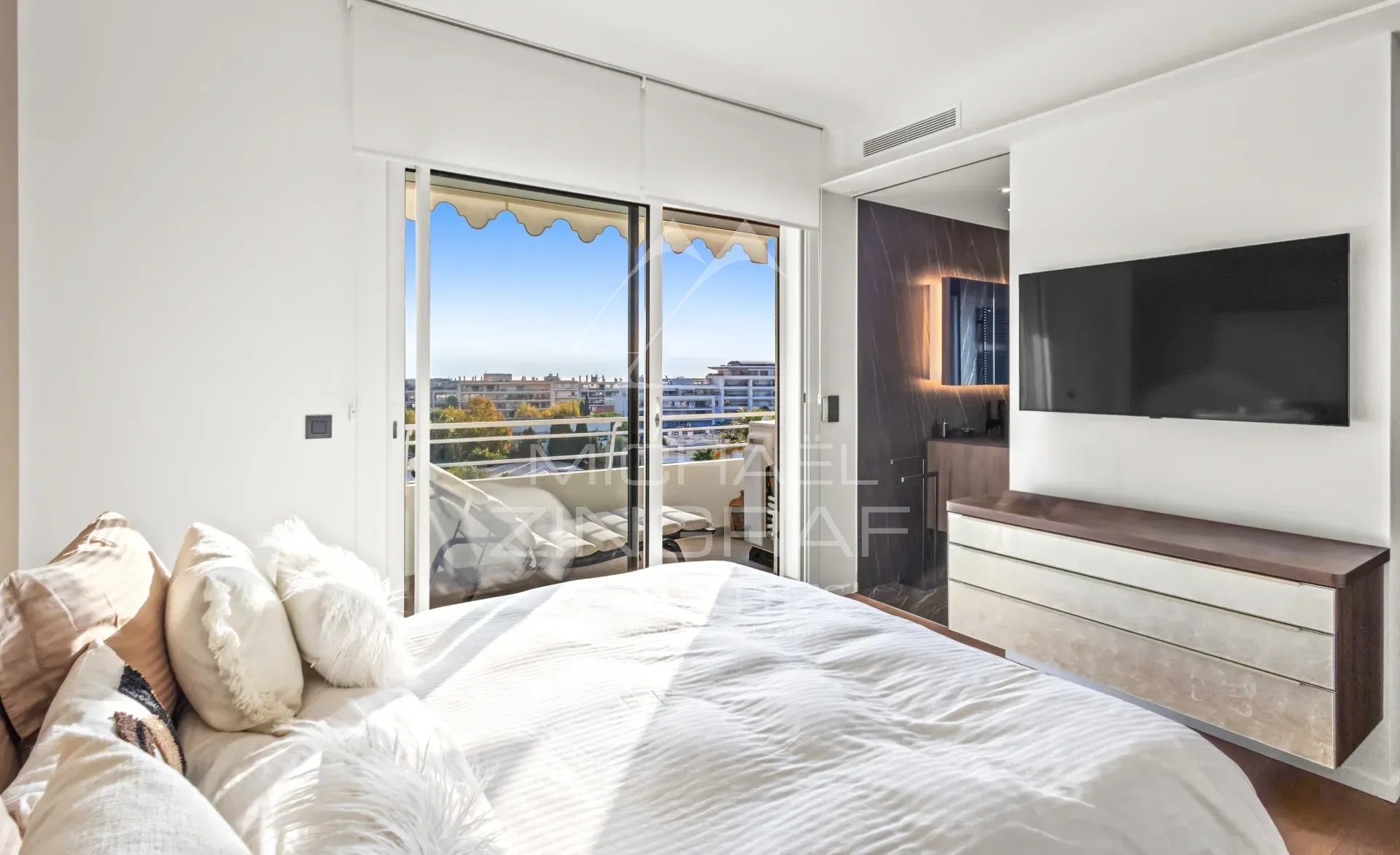 Chambre élégante à Cannes Chambre d'un appartement rénové à Cannes avec vue sur la mer et balcon.