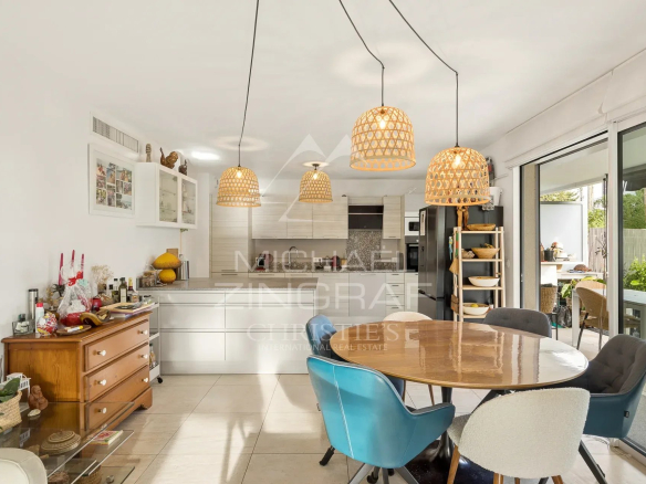 Intérieur d'un appartement moderne avec cuisine ouverte et salle à manger, lumière naturelle