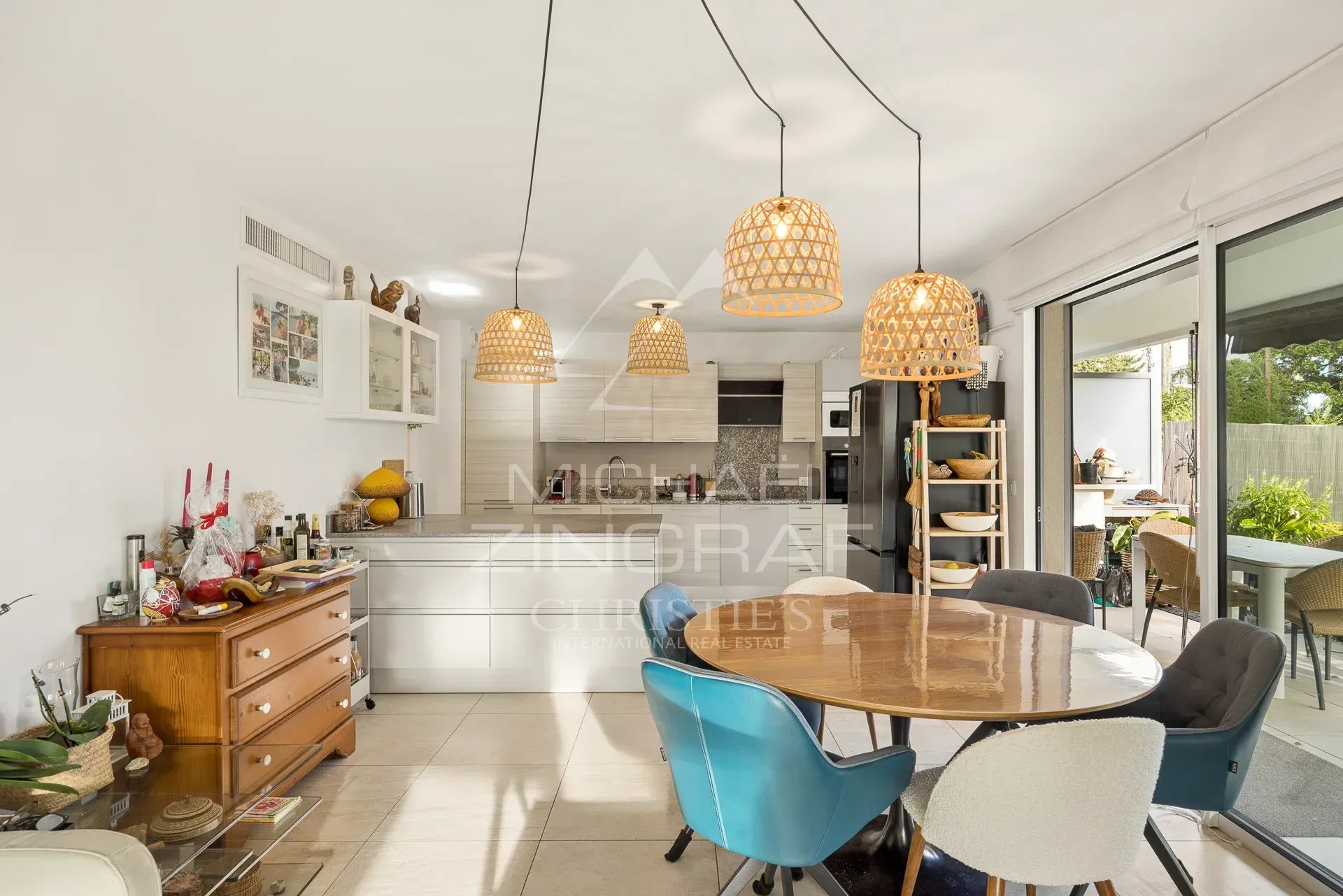 Intérieur d'un appartement moderne avec cuisine ouverte et salle à manger, lumière naturelle