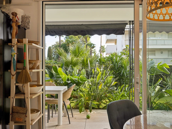 Vue depuis l'intérieur d'un appartement sur un jardin verdoyant à Cannes.