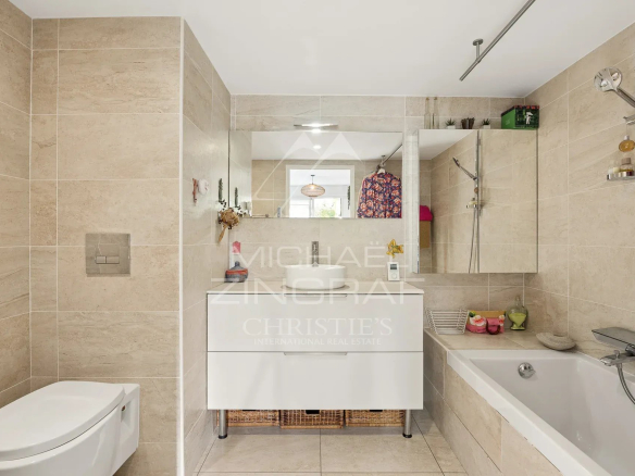 Salle de bain moderne avec baignoire et lavabo dans un appartement à Cannes.