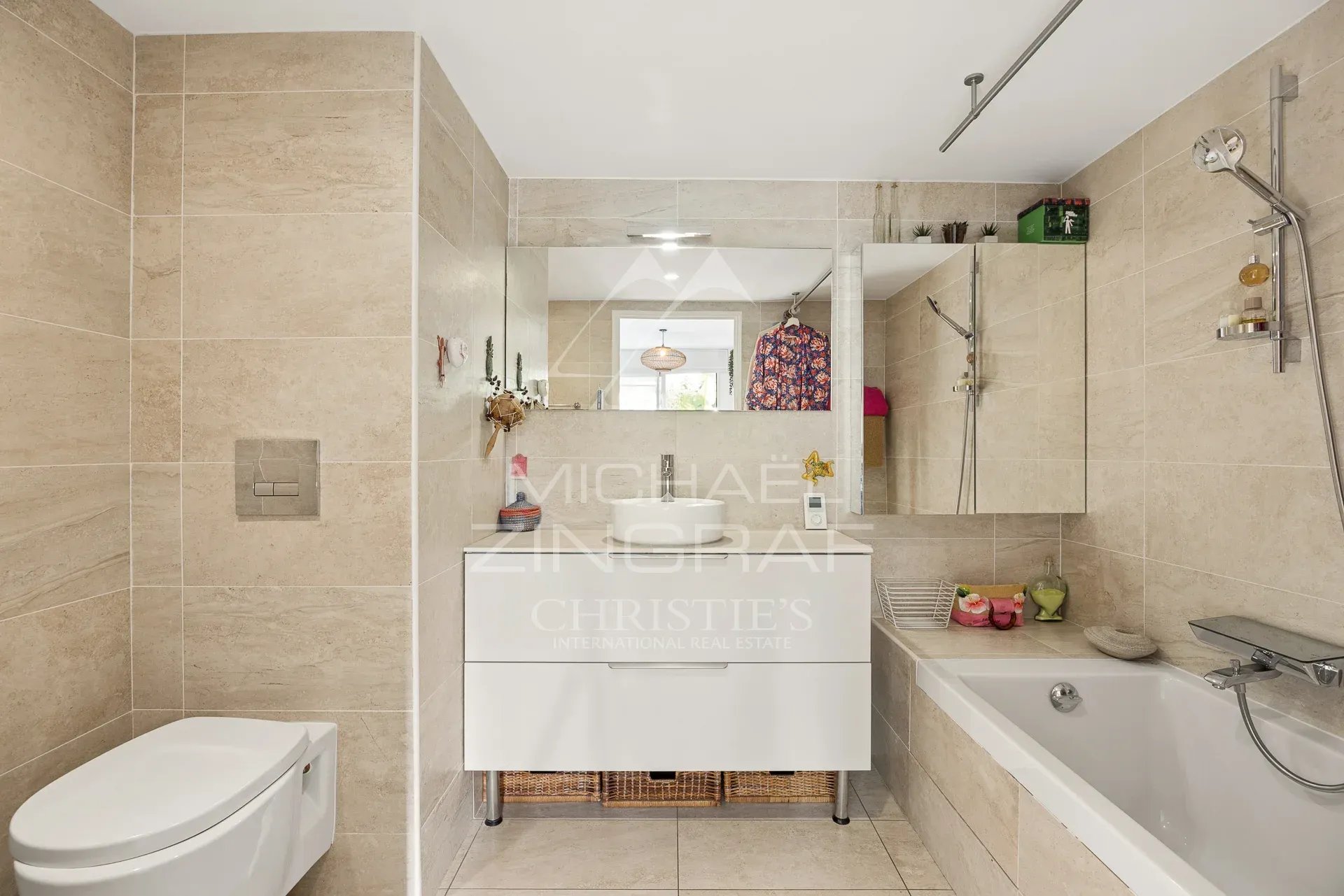 Salle de bain moderne avec baignoire et lavabo dans un appartement à Cannes.