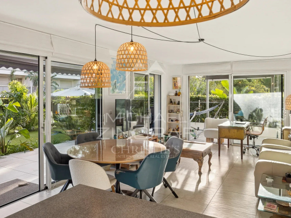 Intérieur d'un appartement 3 pièces avec salon lumineux et accès au jardin privatif.