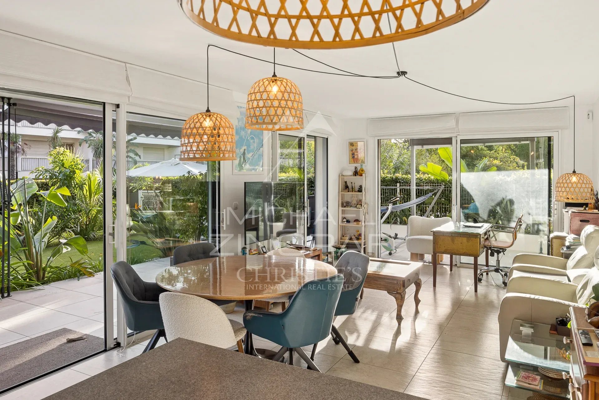 Intérieur d'un appartement 3 pièces avec salon lumineux et accès au jardin privatif.
