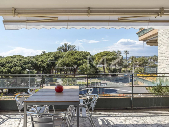 Cannes Croisette – Palm Beach – Renovated 2-room apartment with sea view