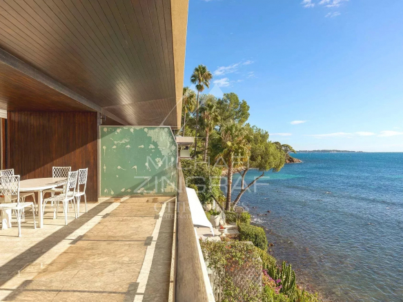 Cannes Palm Beach – Appartement 3 pièces pieds dans l’eau