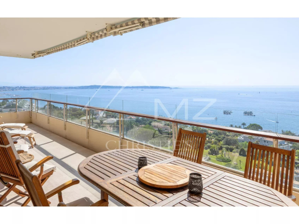 Superb corner apartment with breathtaking sea view