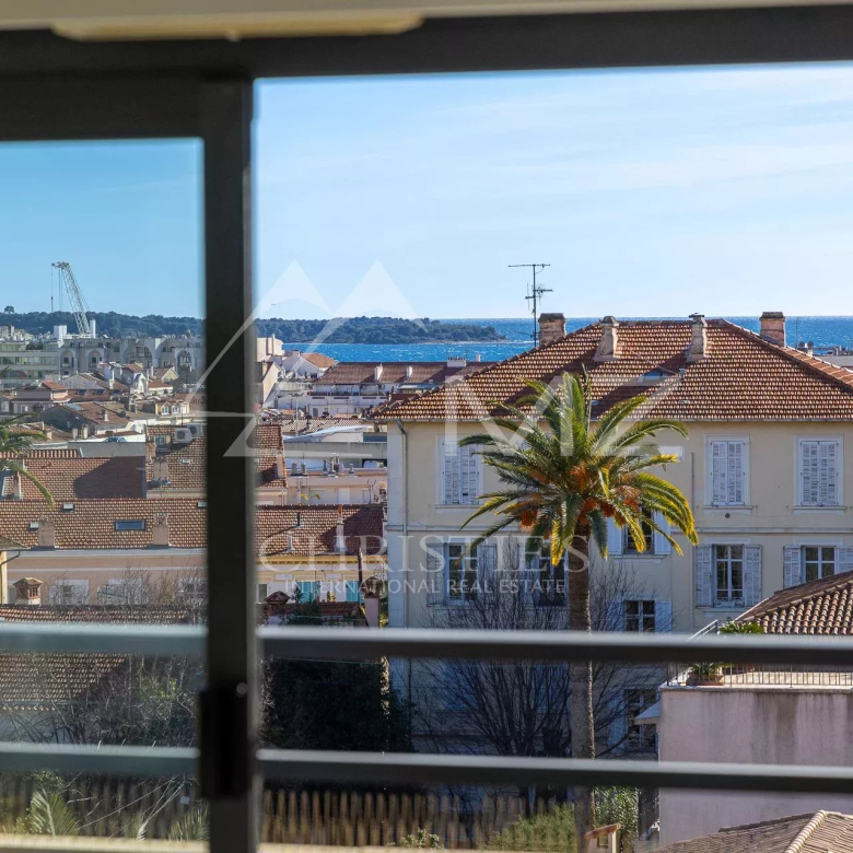 EXCLUSIVITE: Superbe appartement contemporain à la vue mer époustouflante