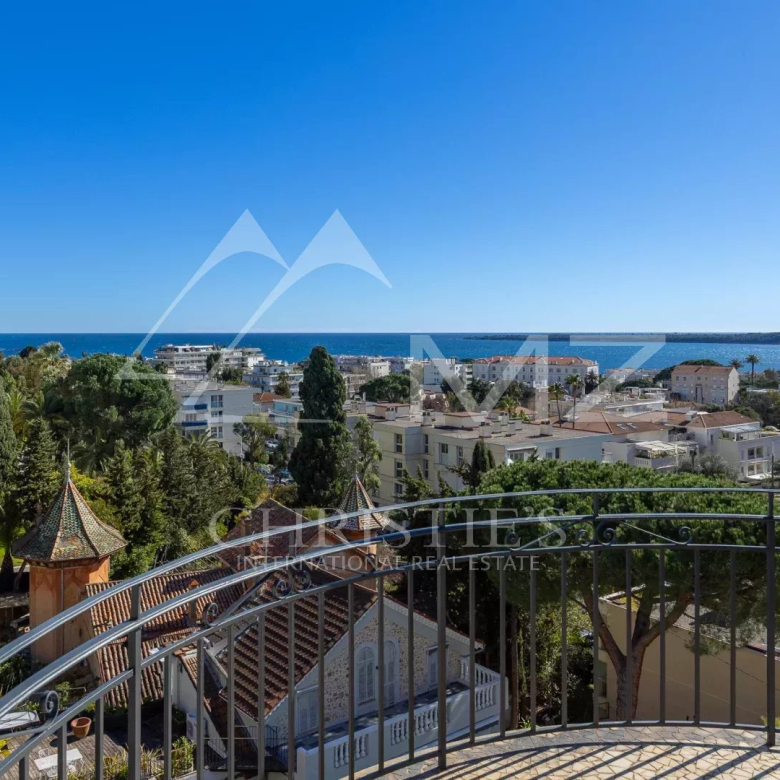 Contemporary villa of 186 m² with panoramic views? Secure estate? Bagnols-en-Forêt