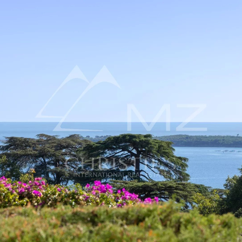 Stunning corner apartment with breathtaking sea views