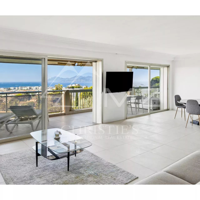 VILLA IN CAVALAIRE WITH SEA VIEW &amp; POOL