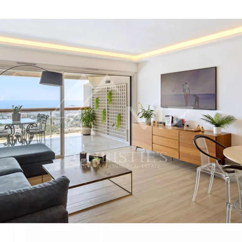 Stunning top-floor apartment