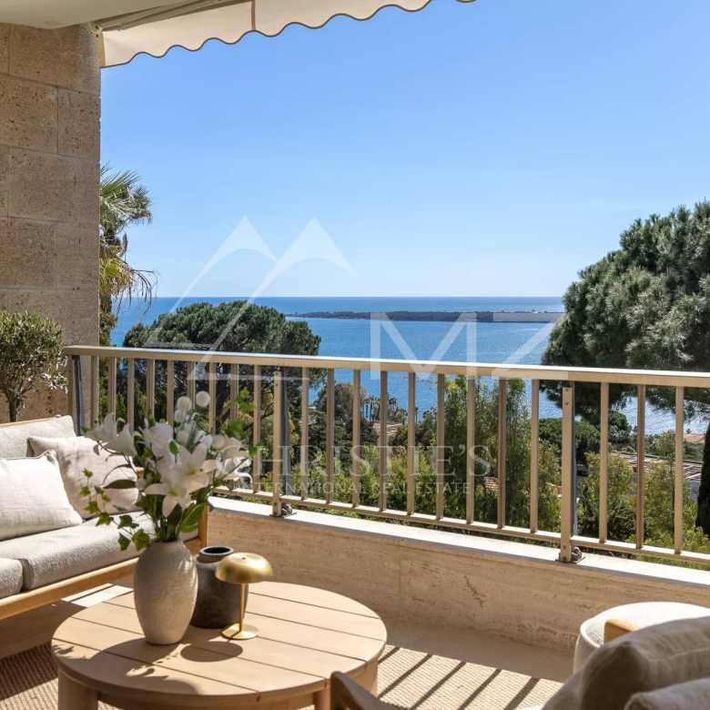 Exceptional villa overlooking Saint-Jean Cap Ferrat with services