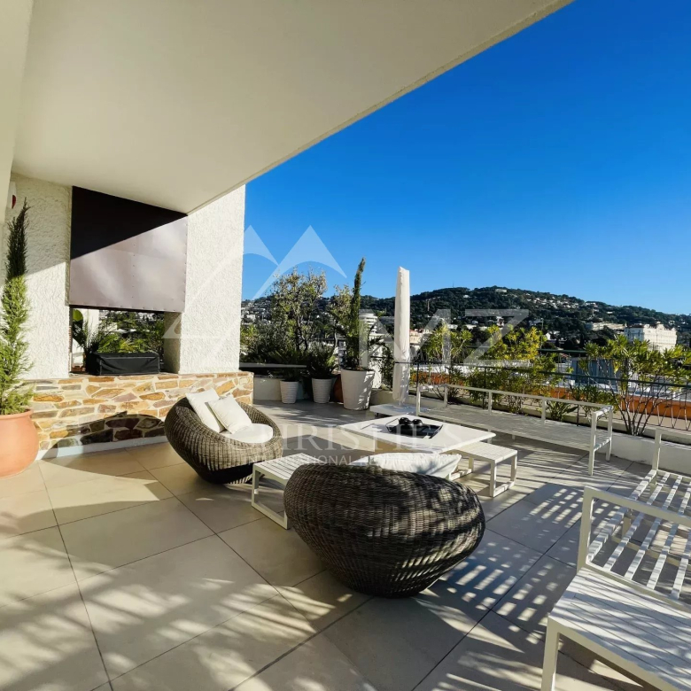 **Opportunité Exceptionnelle : Villa Toit Proche de l’Hypercentre de Cannes**