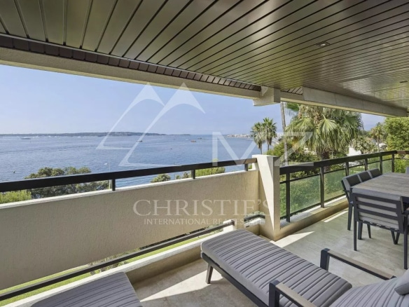 Terrasse d'un appartement à Cannes avec vue sur la mer Méditerranée.