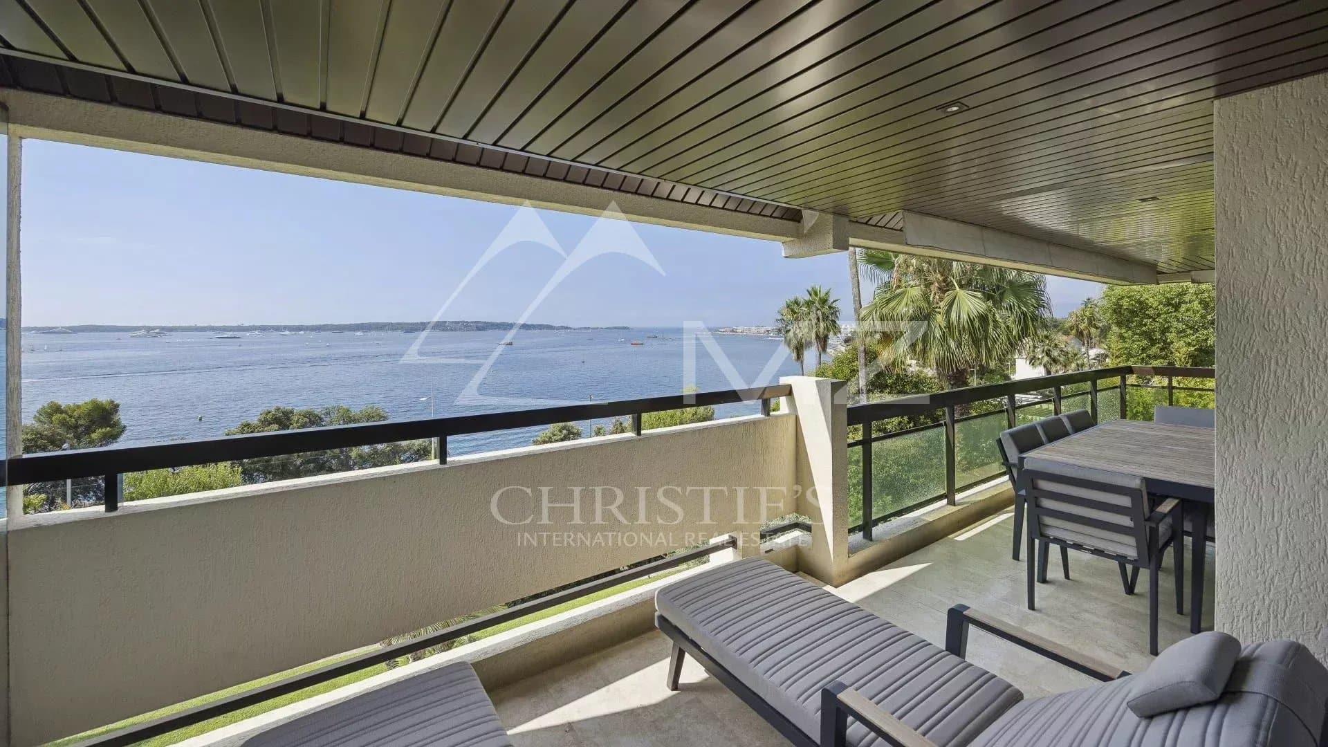 Terrasse d'un appartement à Cannes avec vue sur la mer Méditerranée.