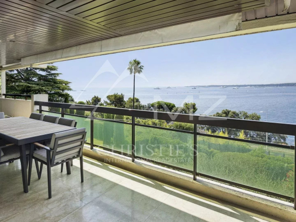 Terrasse d'un appartement contemporain avec vue sur la mer à Cannes, mobilier de jardin.