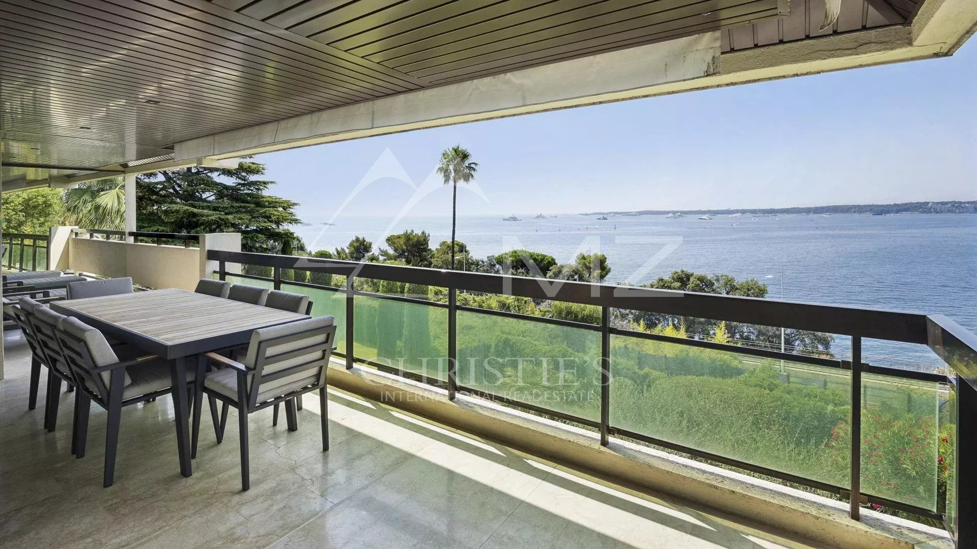 Terrasse d'un appartement contemporain avec vue sur la mer à Cannes, mobilier de jardin.