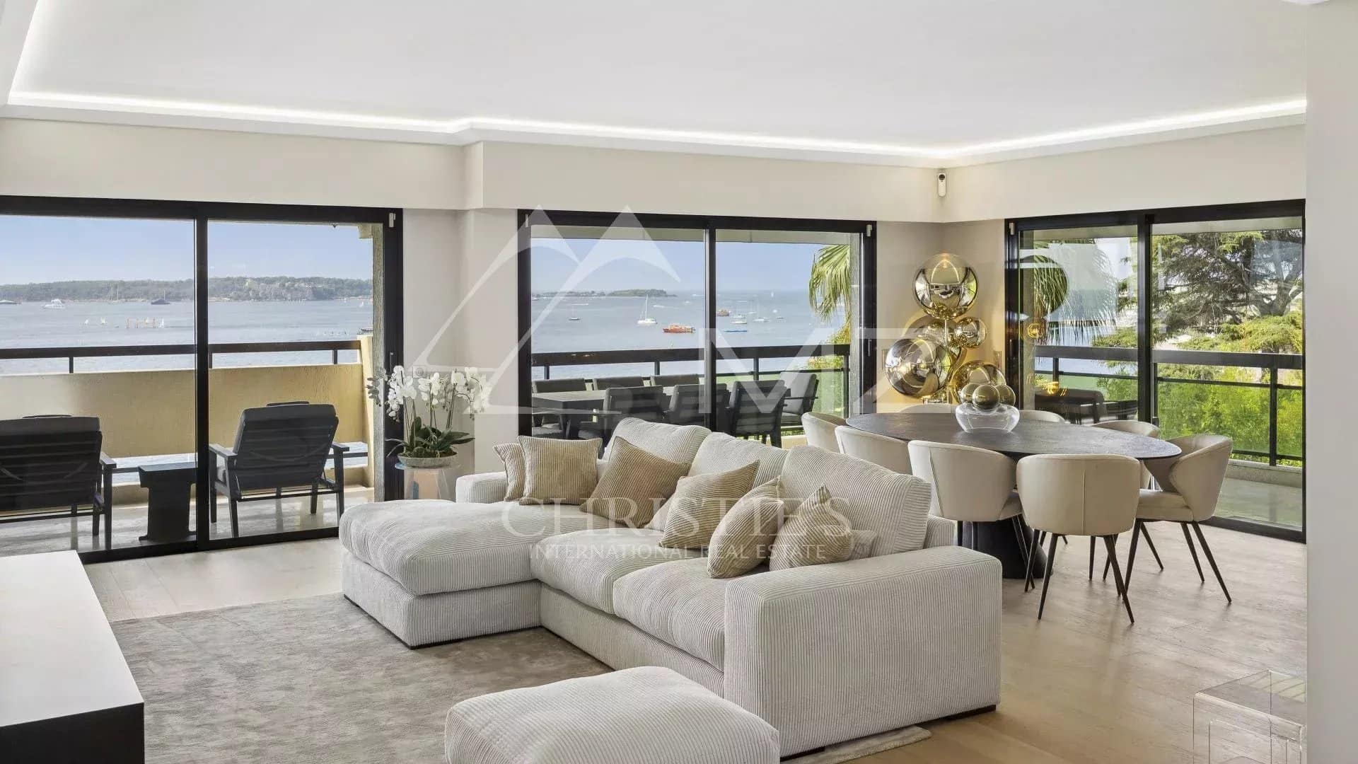 Appartement moderne avec vue sur la mer à Cannes, salon lumineux et terrasse.