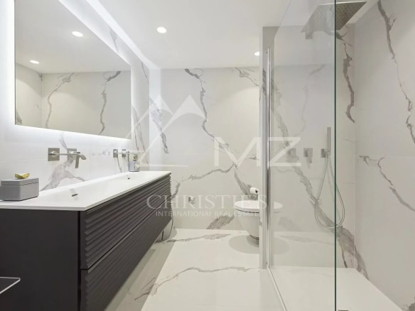 Salle de bain moderne avec carrelage marbré et douche à l'italienne
