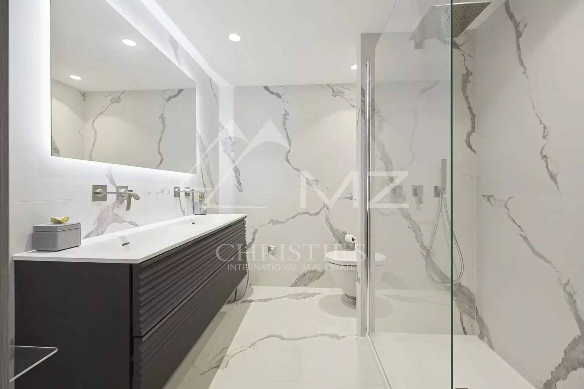 Salle de bain moderne avec carrelage marbré et douche à l'italienne