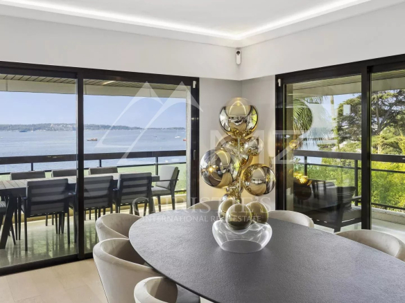 Intérieur d'un appartement contemporain avec vue sur la mer à Cannes, salle à manger et terrasse.