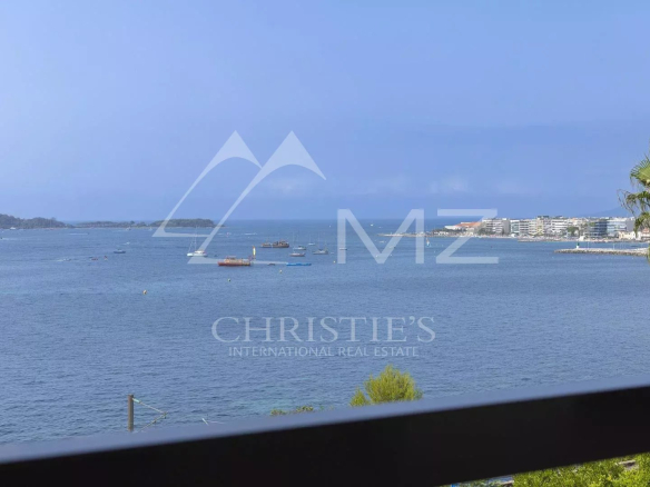 Vue panoramique sur la mer depuis un appartement à Cannes