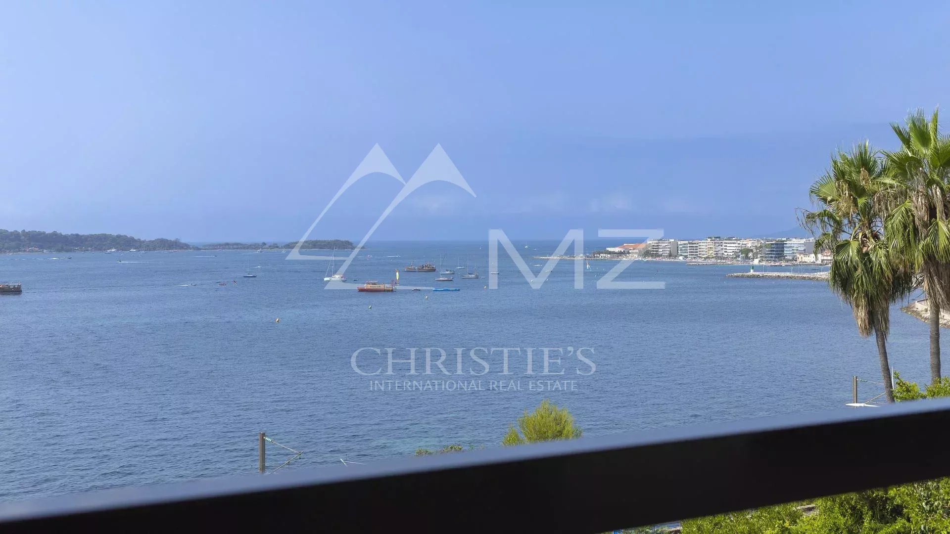 Vue panoramique sur la mer depuis un appartement à Cannes