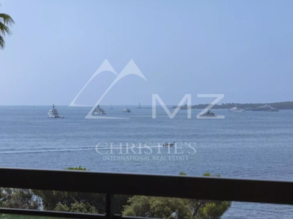 Vue panoramique sur la mer Méditerranée depuis un balcon d'appartement à Cannes.
