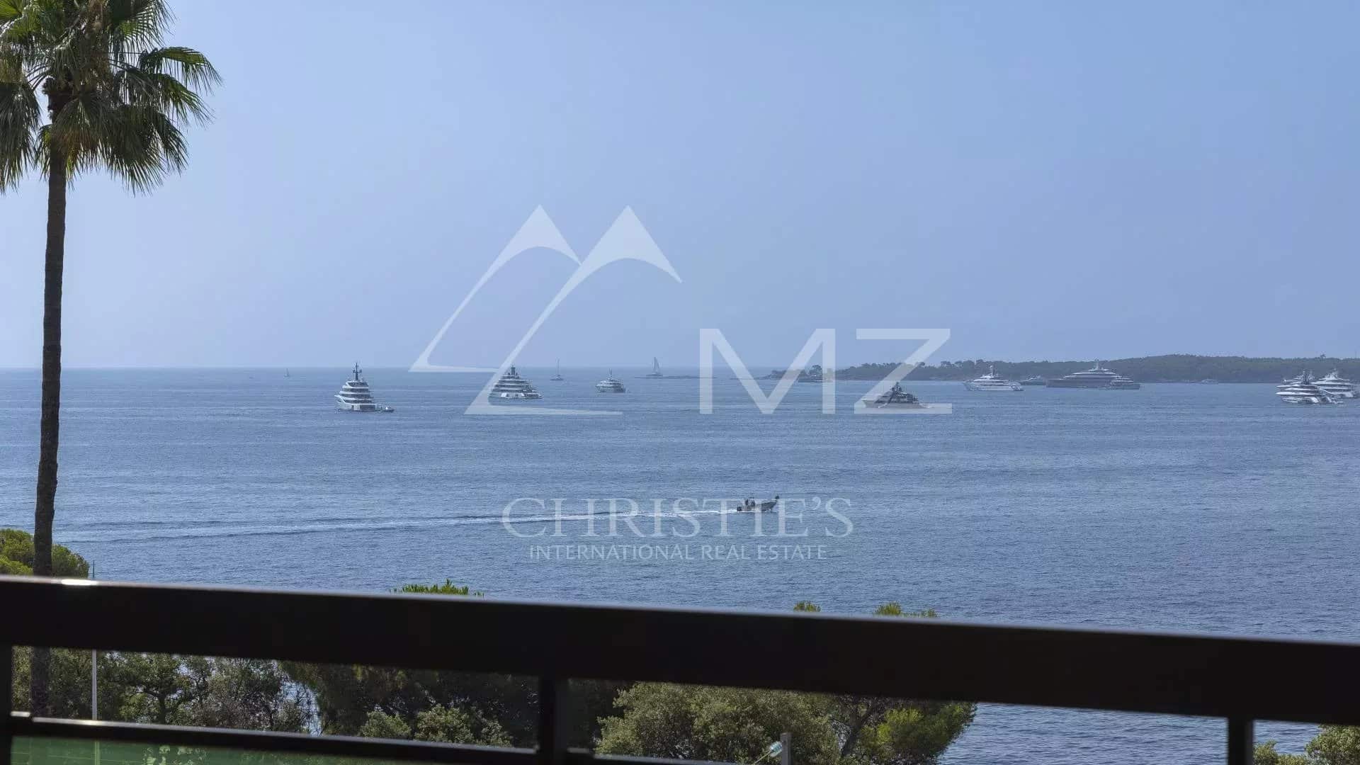 Vue panoramique sur la mer Méditerranée depuis un balcon d'appartement à Cannes.